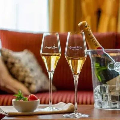 zwei Gläser und eine Flasche Champagner auf dem Tisch