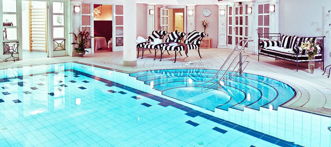 Der Pool mit Liegemöglichkeiten im Spa im Hotel Louisa‘s Place Berlin