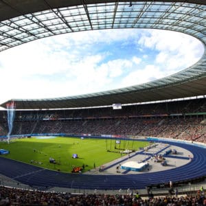 Foto von mit Menschen gefülltem Olympiastadion in Berlin