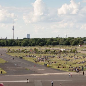 300 Hektar Grünfläche des Tempelhofer Felds unweit von Louisa's Place Hotel am Kudamm Berlin