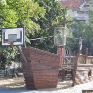 Piratenschiff auf dem Piratenspielplatz am Tegeler Weg in der Nähe von Louisa's Place Hotel am Kudamm