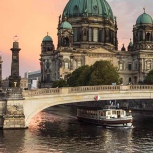 Wasserperspektive einer Bootstour auf der Spree bei Sonnenuntergang