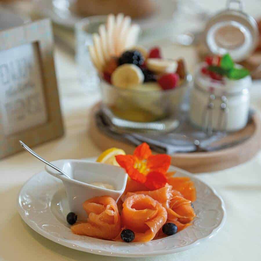 Auszug der Frühstücksauswahl im Louisa's Place am Kudamm, Lachsrosetten und Obstsalat mit Joghurt