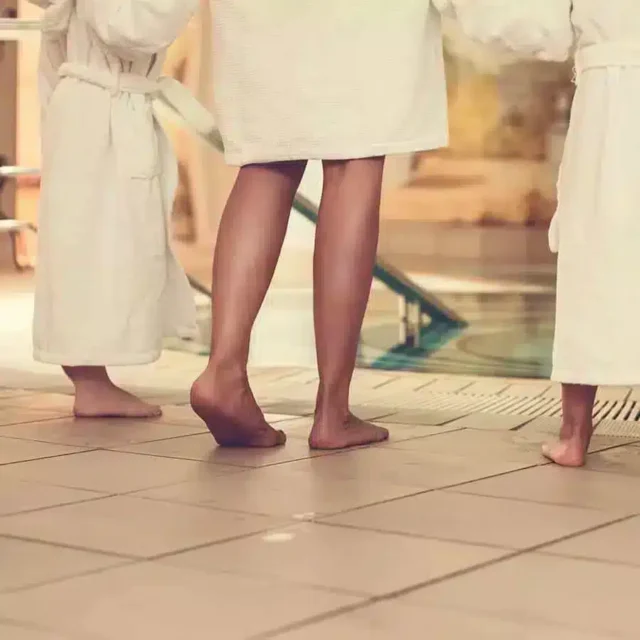 LP_Detail_poolforkids Familie in Bademänteln macht sich bereit zum Schwimmen im Pool des Louisa's Place Hotel in Berlin