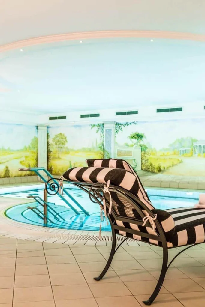 LP_Wellnesspool Liegebank im Pool des Louisas Place Berlin