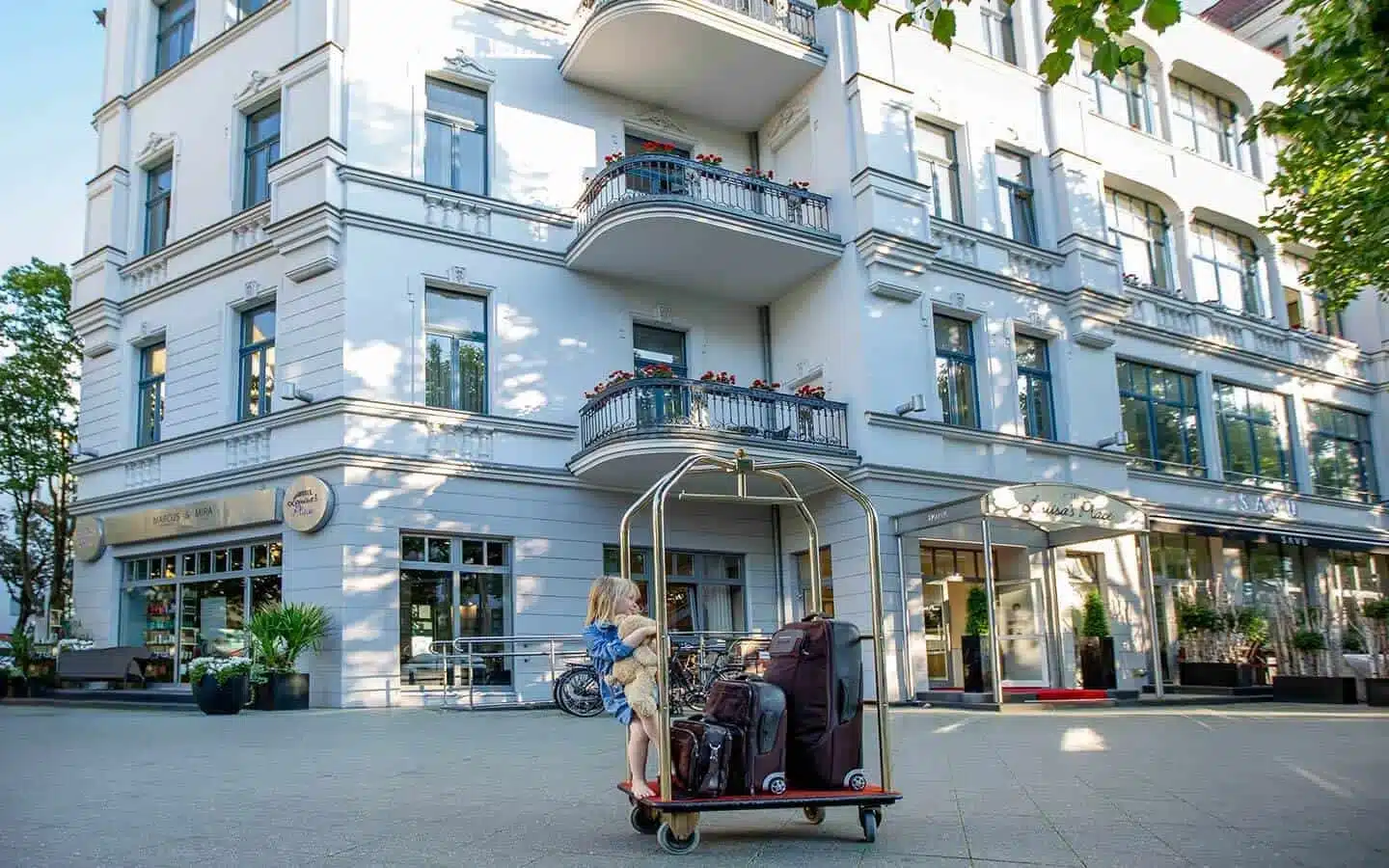 Louisas Place frontal mit Kind