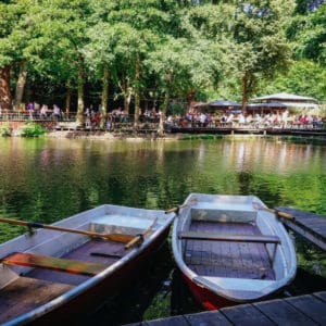 Hölzerne Paddelboote auf dem Wasser im Café am Neuen See im Tiergarten Park unweit von Louisa's Place.