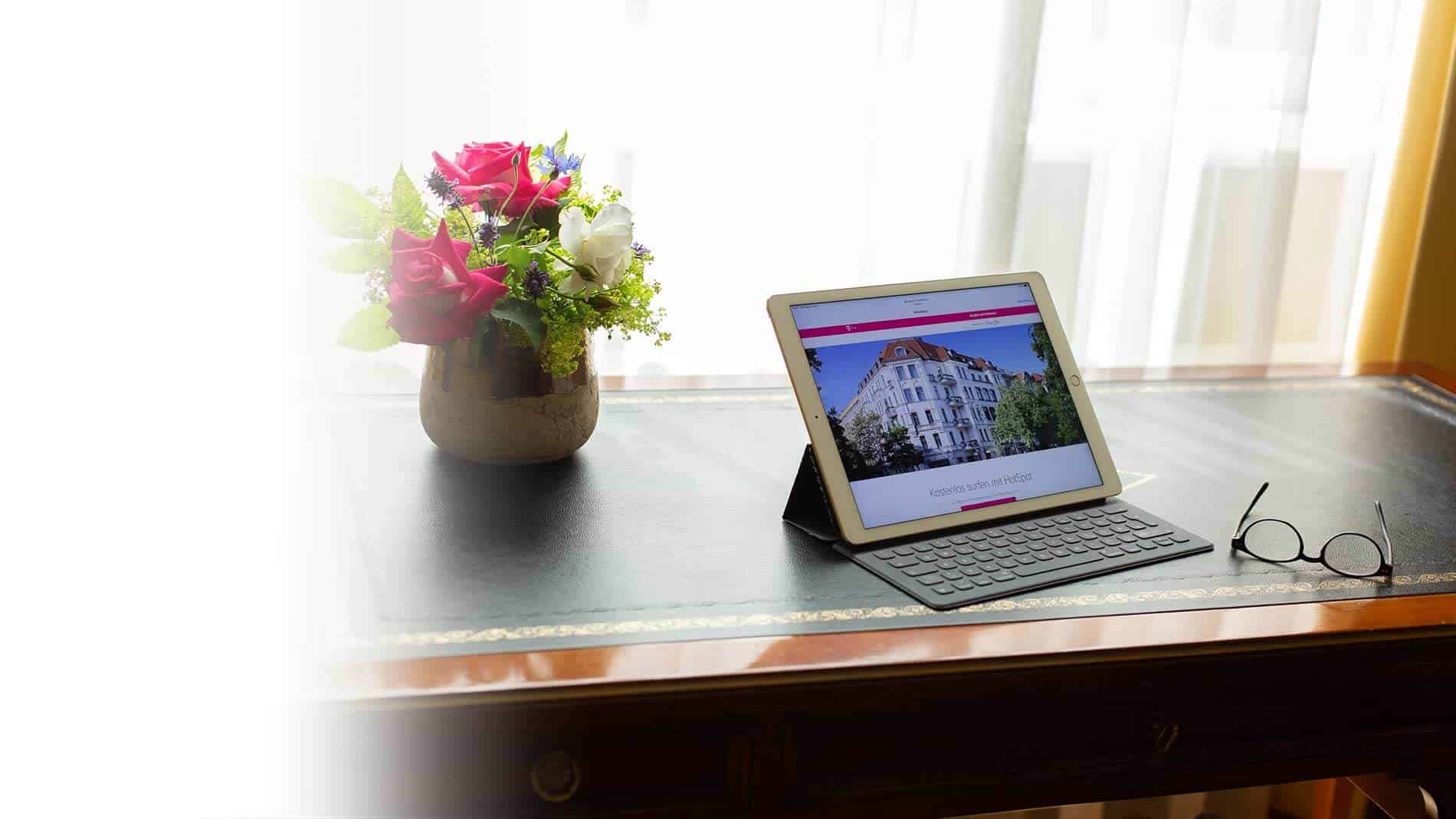Workspace am rustikalen Schreibtisch mit Blumenstrauß im Premium Zimmer des Louisa's Place Hotel am Kudamm