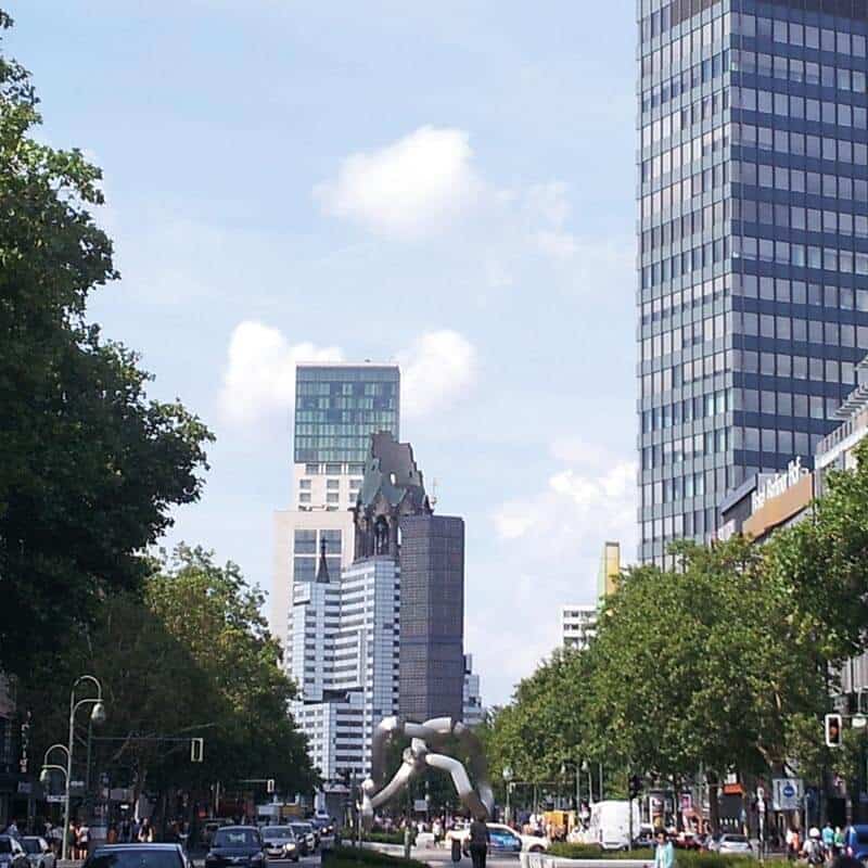 Foto vom Kudamm und der Gedächtniskirche, die nahe Umgebung von Louisa's Place Hotel Berlin