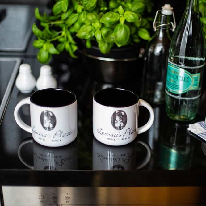 Louisa's Place Kaffeetassen und Basilikum auf der Arbeitsfläche der Küche des Superior Zimmers in Louisa's Place Hotel.