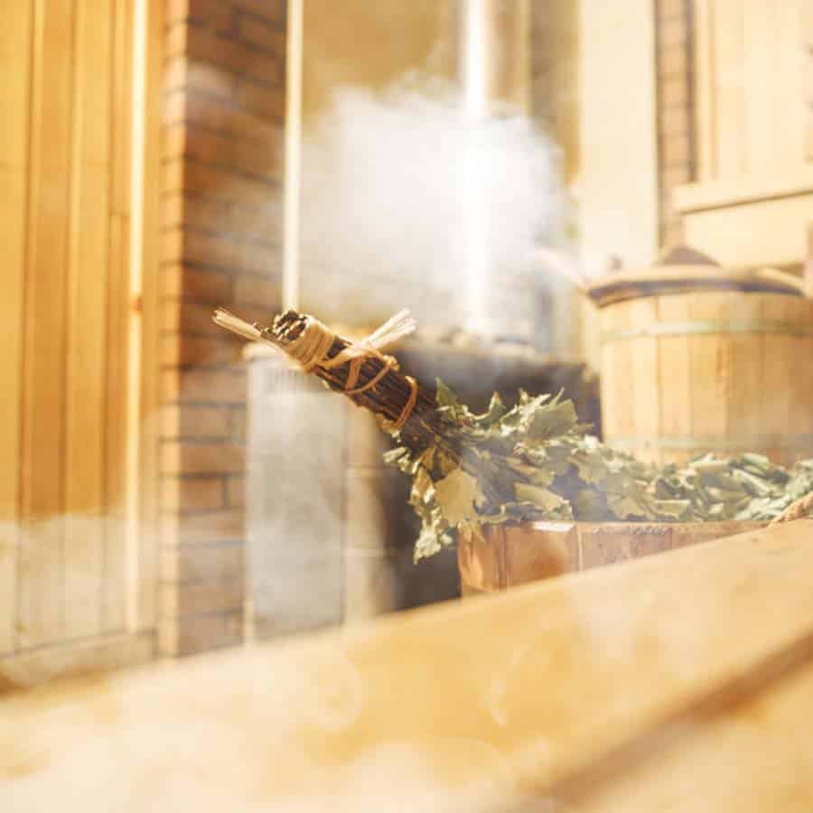 Detailaufnahme der Sauna im Louisa's Place mit Wenik und aufsteigendem Dampf