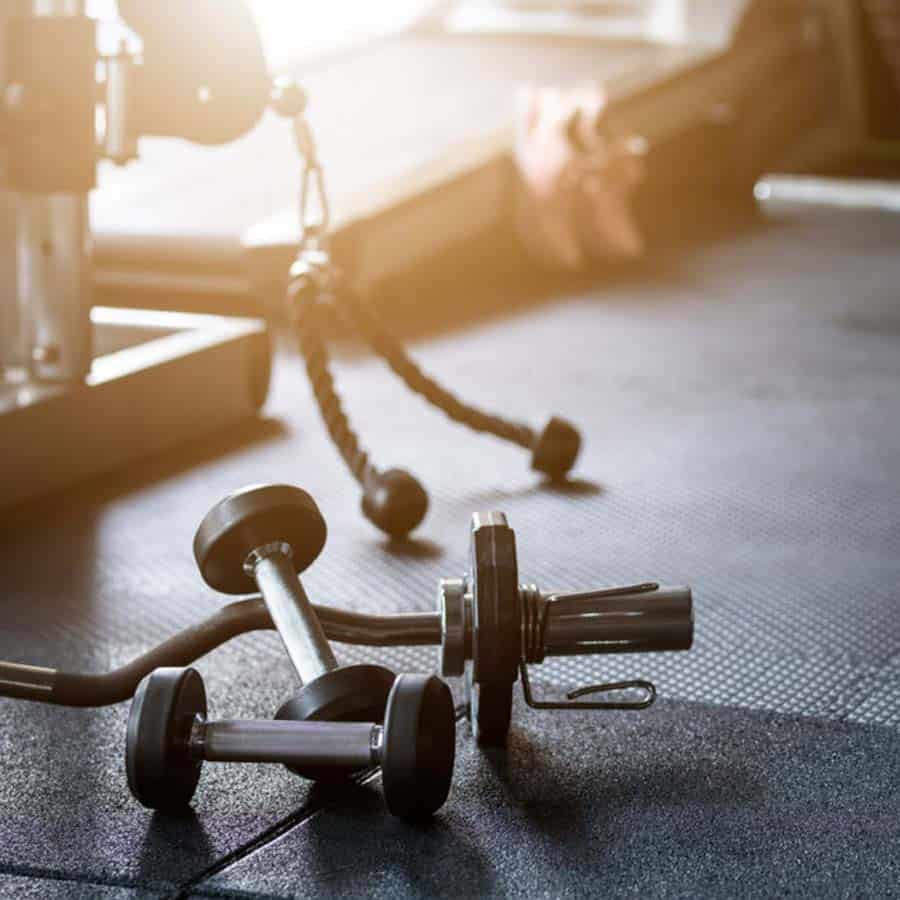 Hanteln und Geräte im hauseignen Gym des Louisa's Place Hotel Berlin