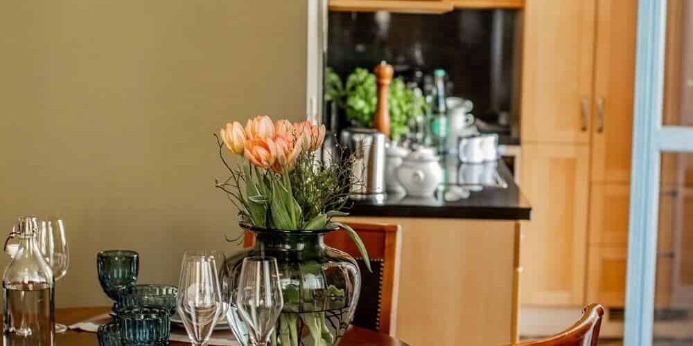 Großzügige Küche mit geschmackvoll gedecktem Tisch und gläserner Tulpenvase in Louisa's Suite