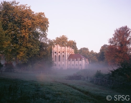 Ansicht im Morgennebel von der Meierei auf der Pfaueninsel in Berlin.