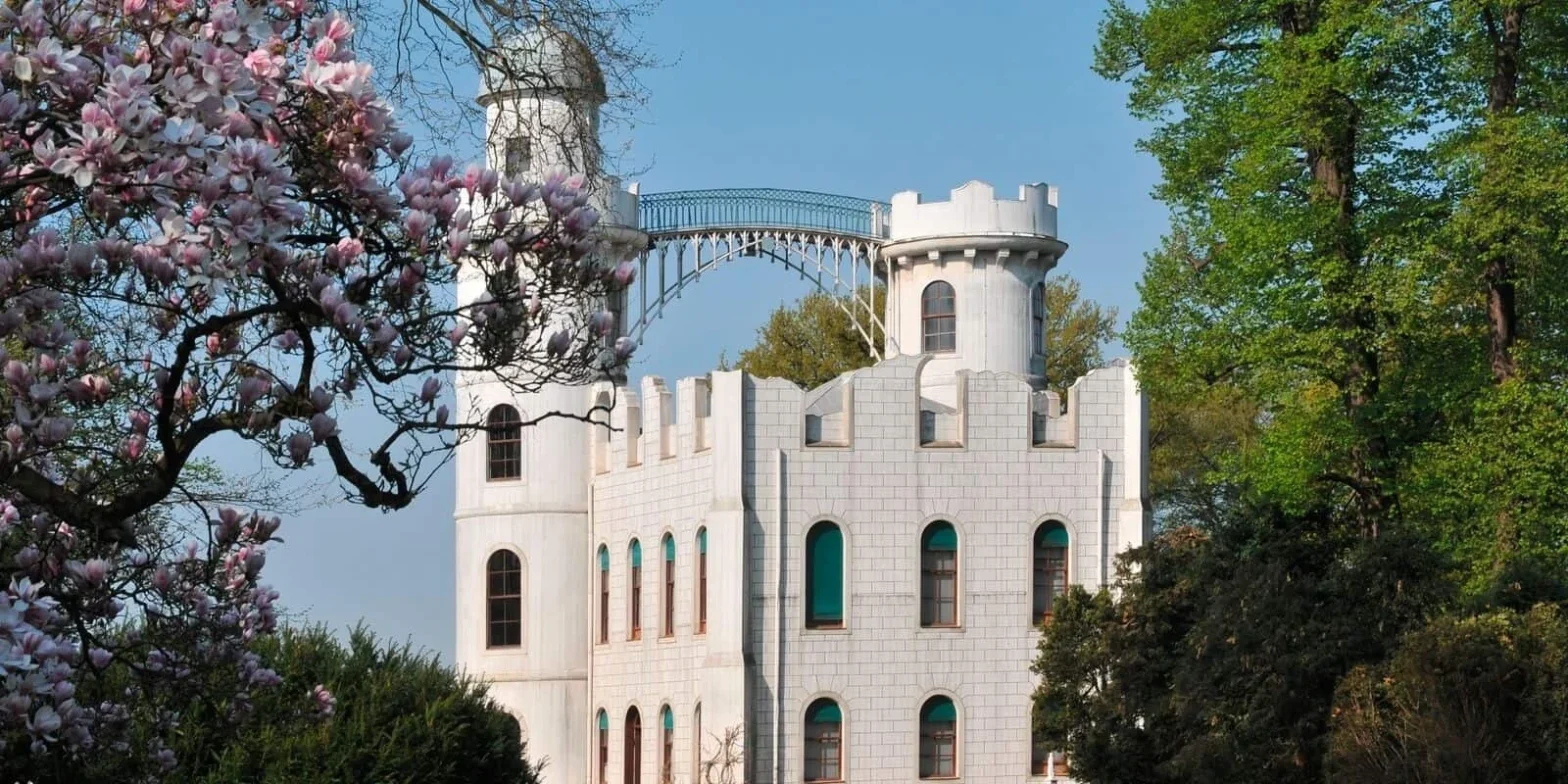 Weißes Schloss auf der Pfaueninsel in Berlin.