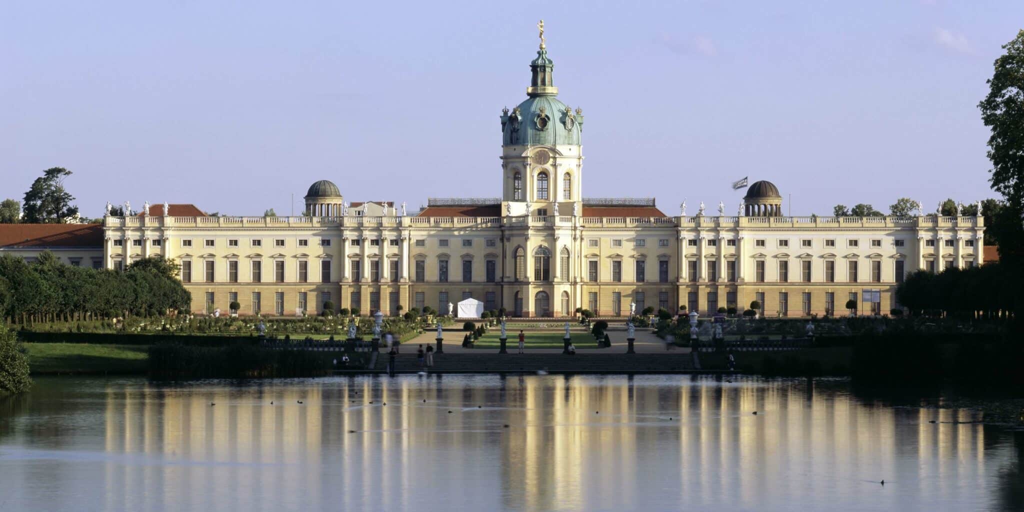 Von Sonne angestrahltes Schloss Charlottenburg mit See in der Nähe von Louisa's Place Hotel am Kudamm