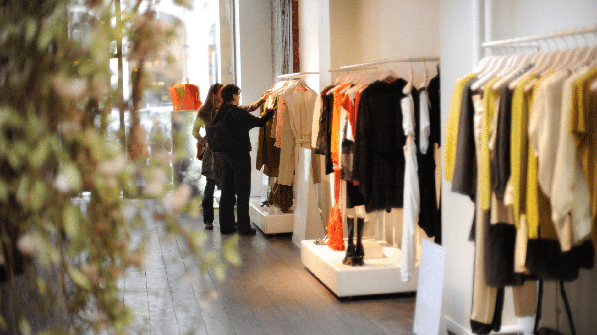 Zwei Frauen schauen sich Kleidungsstücke in einer luxuriösen Modeboutique am Ku´damm in Berlin an.