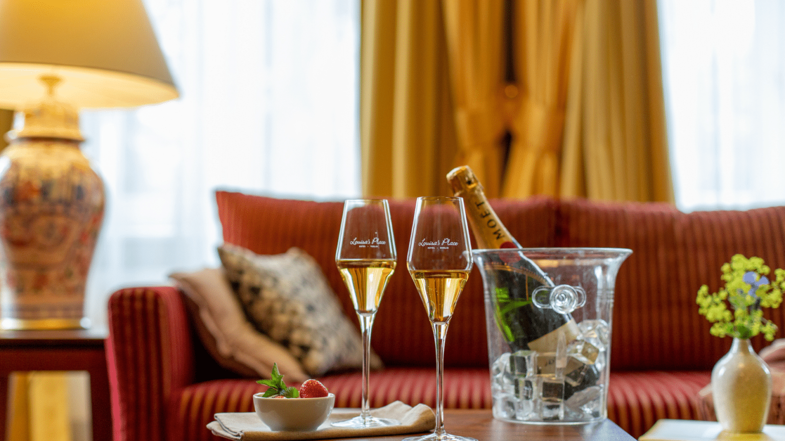 Champagnerflasche im Kühler mit zwei Gläsern in der Deluxe Suite des Louisa´s Place Hotel Berlin