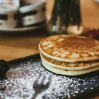 LouisasPlaceVCC (49 von 160) Pankcakes mit Puderzucker im Frühstücksbuffett des Louisa´s Place Hotel