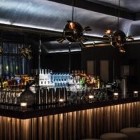 Stilvolle Vesper Bar mit Flaschen und Martinigläsern im Louisa's Place Hotel am Kudamm