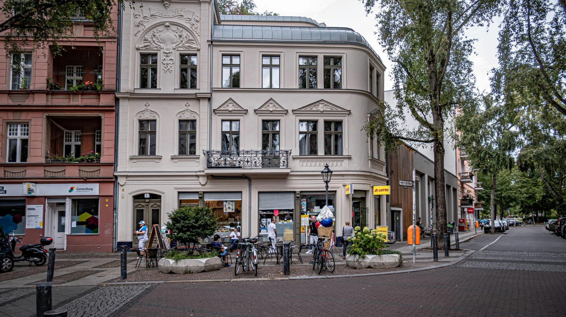 Wohn- und Geschäftshaus im Schlossviertel Klausenerplatz in Berlin-Charlottenburg.