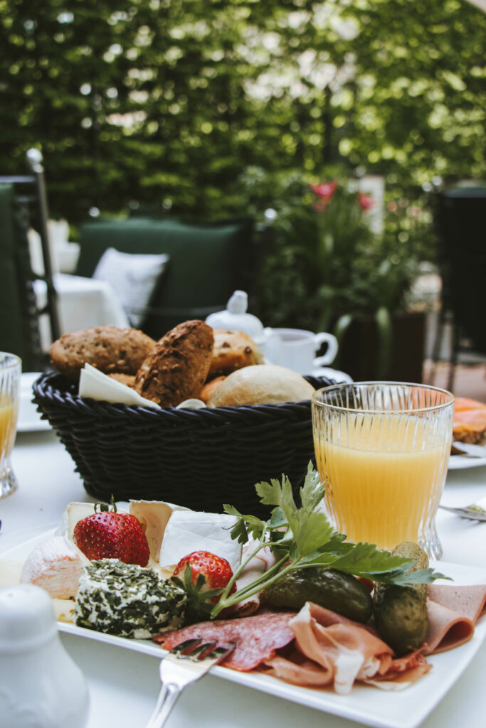 Frühstück im Garten bei Louisa's Place: Stilvolle Atmosphäre und beeindruckende Ausblicke